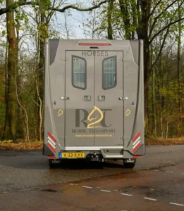 R&T Horse Transport - Onze wagen - Extra toegang aan achterzijde