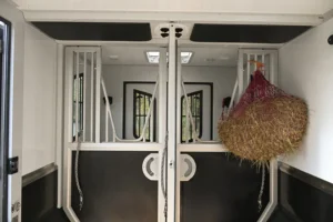 R&T Horse Transport - Onze wagen - Ruime voedermogelijkheden